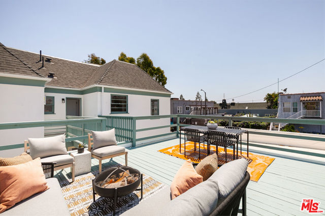 519 1/2 Rose Avenue, Venice CA: https://media.crmls.org/mediaz/00bfcb46-be7d-4e21-91d1-7a8cf1ea3386.jpg