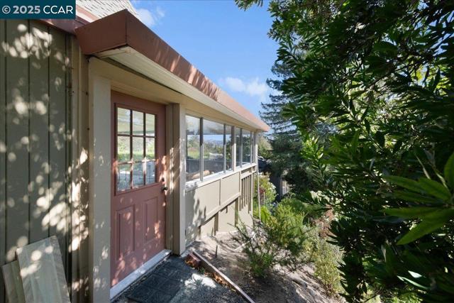1256 Skycrest Dr, Walnut Creek CA: https://media.crmls.org/mediaz/00c05575-f152-4d65-9463-259c07e7bee3.jpg