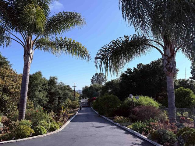 1704 Winterwarm Dr, Fallbrook CA: https://media.crmls.org/mediaz/00c0d87b-2cbc-4463-a515-0905f6010529.jpg