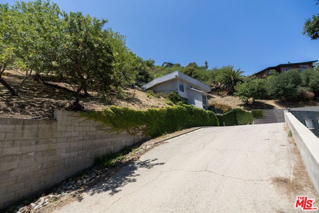 3995 Glenalbyn Drive, Los Angeles CA: https://media.crmls.org/mediaz/00c2a538-e115-4ab0-b4e9-203b3585db32.jpg