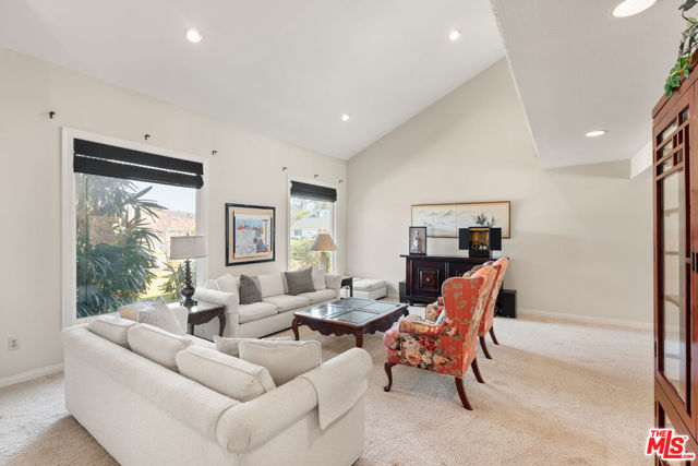 17992 Huntington Circle, Villa Park CA: https://media.crmls.org/mediaz/00c30dd6-9d3b-43b4-a8cd-edd247276968.jpg