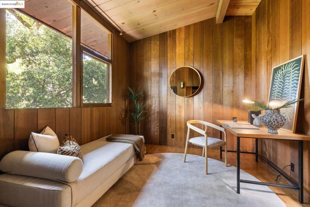 1 Kittiwake Rd, Orinda CA: https://media.crmls.org/mediaz/00c44de4-e22f-4c12-9e7c-bac109c49909.jpg