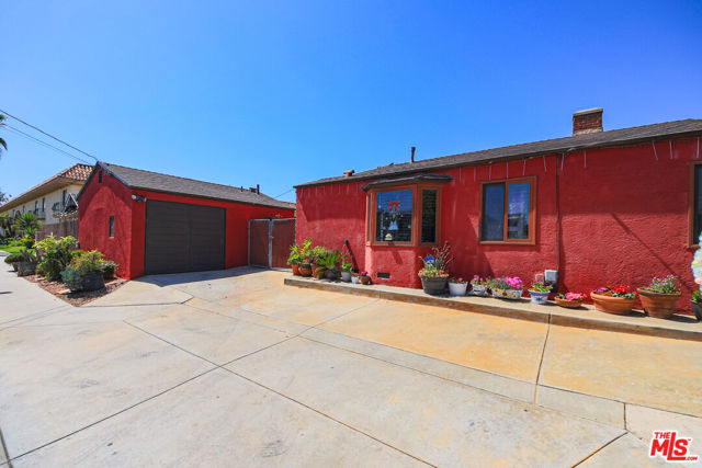 535 Hamilton Street, Costa Mesa CA: https://media.crmls.org/mediaz/00c5e245-e4de-4c7d-b292-88f70601c0aa.jpg