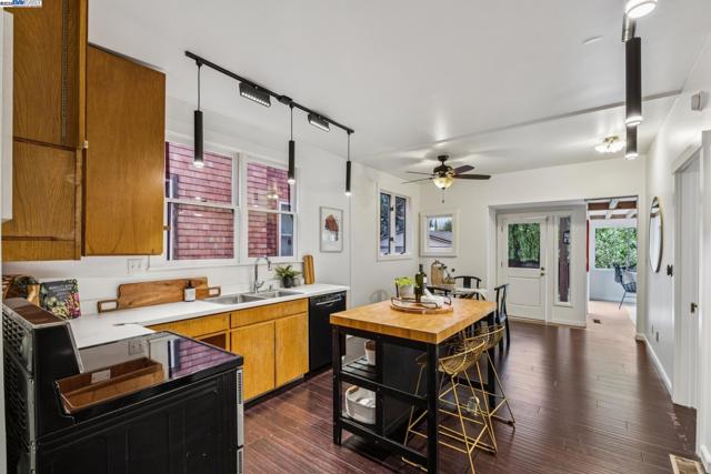 3215 Liberty Ave, Alameda CA: https://media.crmls.org/mediaz/00c5f95f-9756-4565-99cc-7af01bb0db6c.jpg