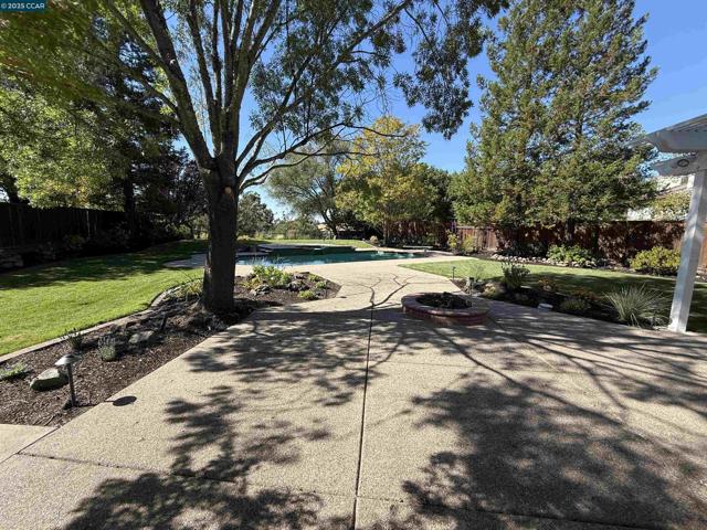 835 Hidden Pond Ct, Lafayette CA: https://media.crmls.org/mediaz/00c63d40-293f-4e39-a7fd-ad55666f21d9.jpg