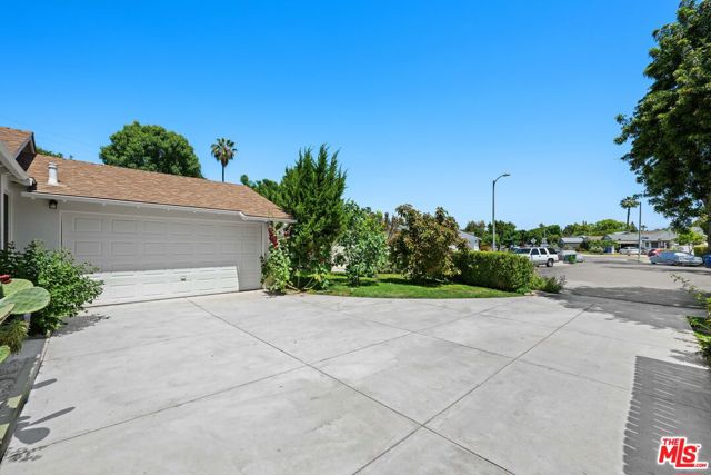 6827 Bianca Avenue, Lake Balboa CA: https://media.crmls.org/mediaz/00c65fd7-d308-48e4-ae17-bc8dbd2aca1a.jpg