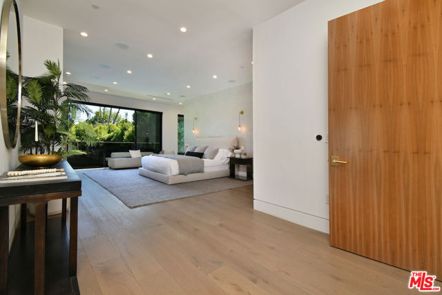 4544 Woodley Avenue, Encino CA: https://media.crmls.org/mediaz/00c68d28-3bbb-470c-b4ac-b83fa1d6276c.jpg