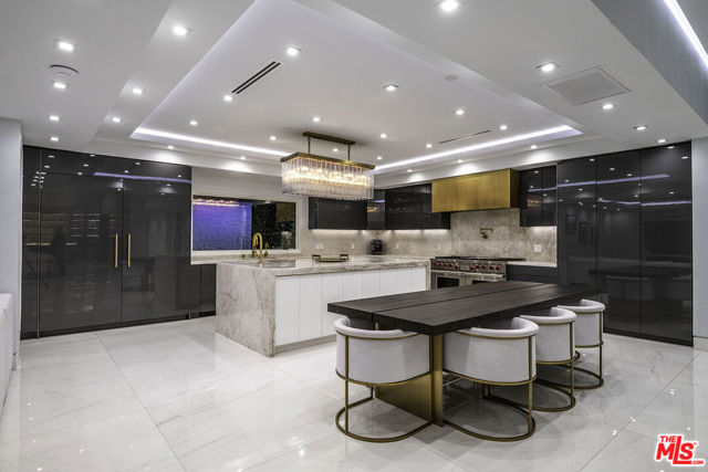 16601 Park Lane Circle, Los Angeles CA: https://media.crmls.org/mediaz/00c68e93-0eb5-4a5b-88a4-df4bc29731a4.jpg