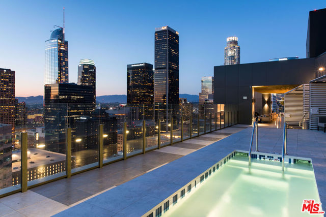 801 S OLIVE Street, Los Angeles CA: https://media.crmls.org/mediaz/00c708a9-ace8-441d-b36d-b9c3ecd20d5c.jpg
