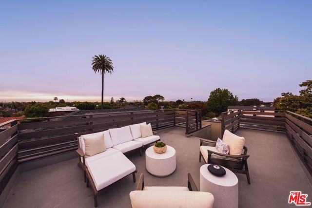 2114 Pier Avenue, Santa Monica CA: https://media.crmls.org/mediaz/00c734fb-378e-4be4-a8db-6fee0e7e6b29.jpg