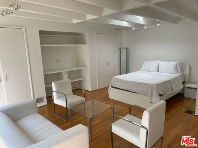 516 1/4 N San Vicente Boulevard, West Hollywood CA: https://media.crmls.org/mediaz/00c7467b-b79a-43ff-8495-ff56eab7439c.jpg