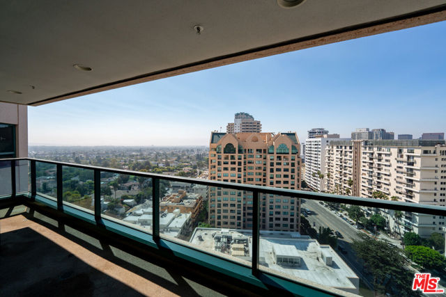 10490 Wilshire Boulevard, Los Angeles CA: https://media.crmls.org/mediaz/00c91129-b661-46fb-a112-48e424fad06d.jpg
