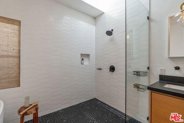 1280 S Sycamore Avenue, Los Angeles CA: https://media.crmls.org/mediaz/00c981f6-279f-4743-b7cb-493692e6ce1d.jpg