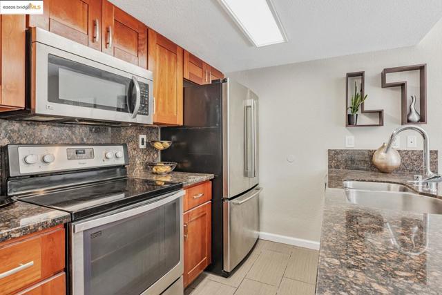 16 Town Sq PL, Oakland CA: https://media.crmls.org/mediaz/00ca028c-2e5f-4347-add0-36203a5510ed.jpg