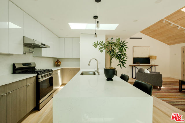 856 858 Coeur D Alene Avenue, Venice CA: https://media.crmls.org/mediaz/00ca77e2-6003-43e2-b605-043329d17857.jpg