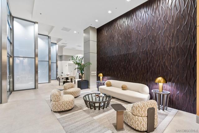 645 Front St, San Diego CA: https://media.crmls.org/mediaz/00ca7eba-8c98-4299-bc63-1be7f8195b99.jpg