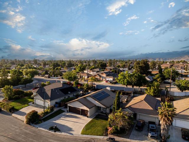 865 Valley Oak Drive, Hollister CA: https://media.crmls.org/mediaz/00ca8da6-746a-4572-9fa7-b49e5f5ee19c.jpg
