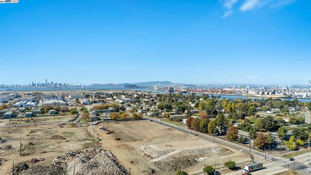 5 Cornelius Sq, Alameda CA: https://media.crmls.org/mediaz/00cab66d-773b-44f2-b83a-df797fd00fe7.jpg