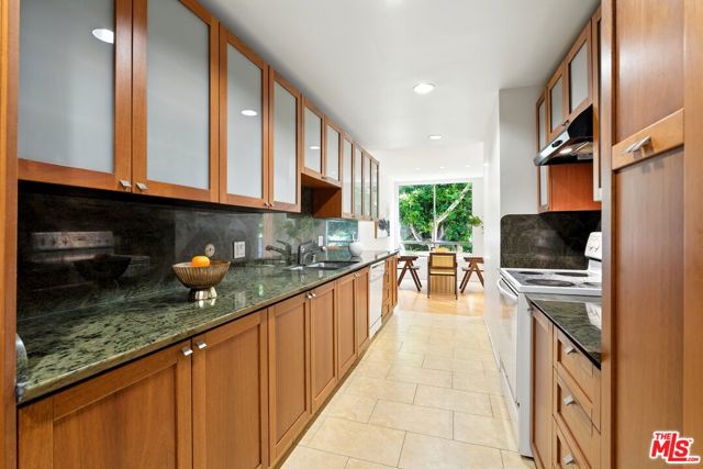 429 N Oakhurst Drive, Beverly Hills CA: https://media.crmls.org/mediaz/00cb6b0d-59ad-417b-8834-ebca10b55ba1.jpg