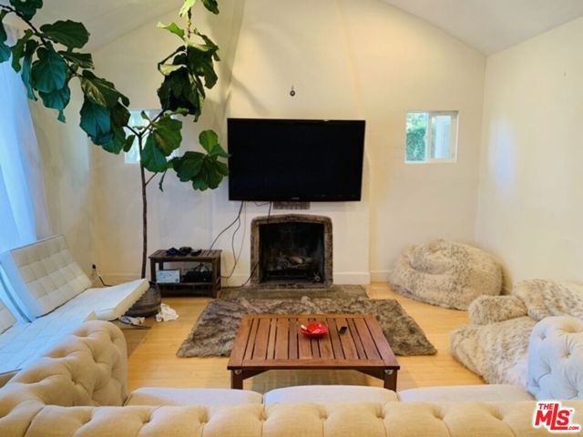 101 N La Peer Drive, Los Angeles CA: https://media.crmls.org/mediaz/00cc9457-410a-48e8-9768-80b2df129916.jpg