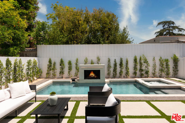 526 N Plymouth Boulevard, Los Angeles CA: https://media.crmls.org/mediaz/00ccd144-c884-44b9-98b4-2f92b54e445f.jpg