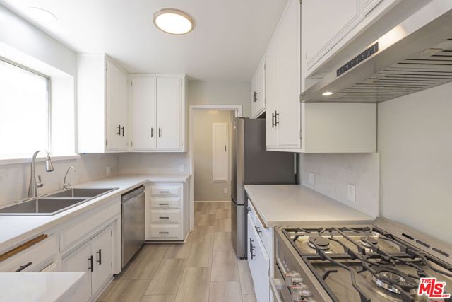 2547 Canyon Drive, Los Angeles CA: https://media.crmls.org/mediaz/00cf16f3-9f42-49ff-bffa-a39bb120b943.jpg