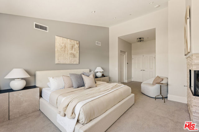 6592 Kentwood Bluffs Drive, Los Angeles CA: https://media.crmls.org/mediaz/00cf9d71-eb97-4d4e-8259-60c243c92cb5.jpg