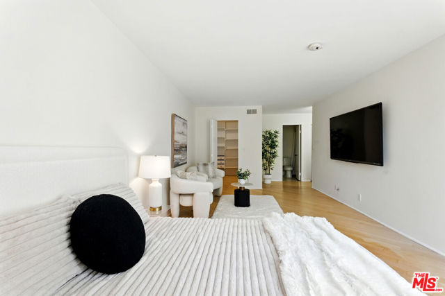 429 N Oakhurst Drive, Beverly Hills CA: https://media.crmls.org/mediaz/00d0205a-a248-44ce-9713-1f3226d33448.jpg