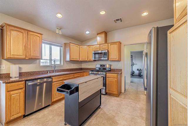 21540 Ives Dr, California City CA: https://media.crmls.org/mediaz/00d12e0c-b3fd-475a-89d4-3d03b9fe196c.jpg