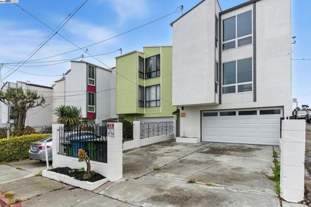 100 Byrne St, Daly City CA: https://media.crmls.org/mediaz/00d1473c-50a8-4f21-9a3b-4c5f1e37af6f.jpg