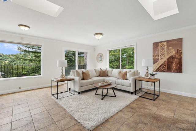 375 Montecillo Dr, Walnut Creek CA: https://media.crmls.org/mediaz/00d195ff-a5f6-481b-995c-a9d6dee3fd76.jpg