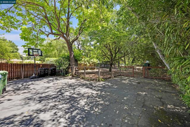 51 Bolla Ave, Alamo CA: https://media.crmls.org/mediaz/00d295ff-f131-4a94-892a-f82d5e3de2ce.jpg