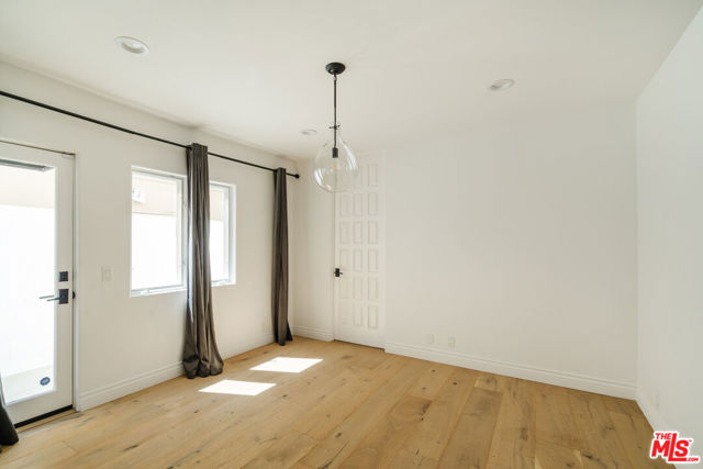 609 21st Place, Santa Monica CA: https://media.crmls.org/mediaz/00d39ab4-6080-4827-816e-1835841d2205.jpg