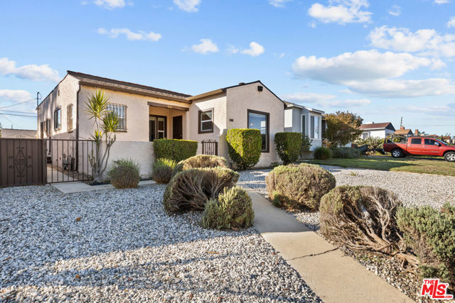 618 W 111th Place, Los Angeles CA: https://media.crmls.org/mediaz/00d3f367-1fad-49f2-9f20-8ef0d18d9a4d.jpg