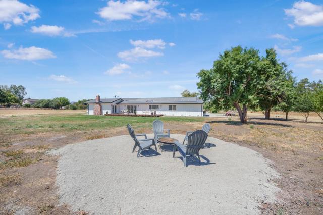 461 Morada Lane, Hollister CA: https://media.crmls.org/mediaz/00d45d10-8d47-4975-ab8e-10162f2cf3e4.jpg