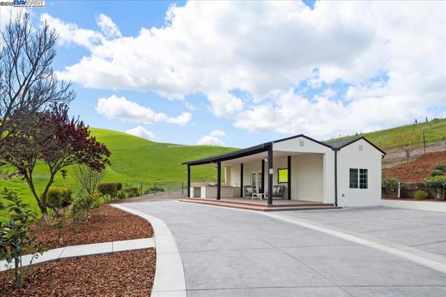 5388 Doolan Rd, Livermore CA: https://media.crmls.org/mediaz/00d5d87c-8a94-4062-a023-ead4a3f84bde.jpg