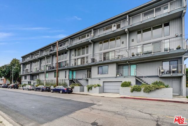4105 Pacific Avenue, Marina del Rey CA: https://media.crmls.org/mediaz/00d6496d-ae38-4ba6-b47e-a77e73f566d7.jpg