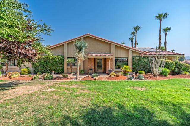 49 Camisa Lane, Palm Desert CA: https://media.crmls.org/mediaz/00d674e4-cc54-4a5f-8507-e781384afb03.jpg