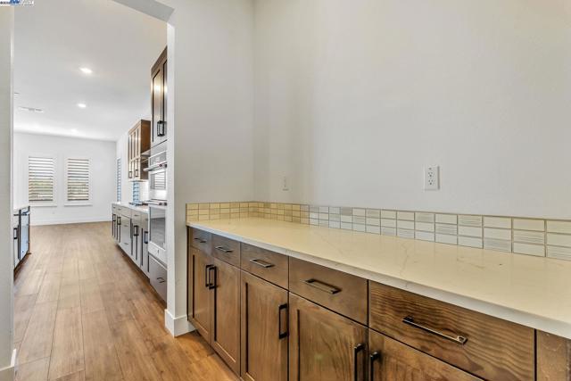 665 River Bend Dr, Lathrop CA: https://media.crmls.org/mediaz/00d81fd8-cbae-4032-a8cb-c973fe3416a5.jpg