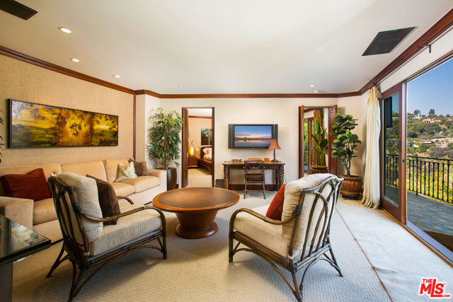 10066 Cielo Drive, Beverly Hills CA: https://media.crmls.org/mediaz/00d86586-5530-44cb-932e-649d3a9fb166.jpg