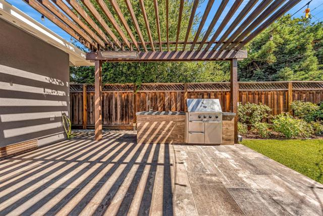 1024 Berkeley Avenue, Menlo Park CA: https://media.crmls.org/mediaz/00d89fd6-a1e9-4bc6-9855-c85c6d8cc908.jpg