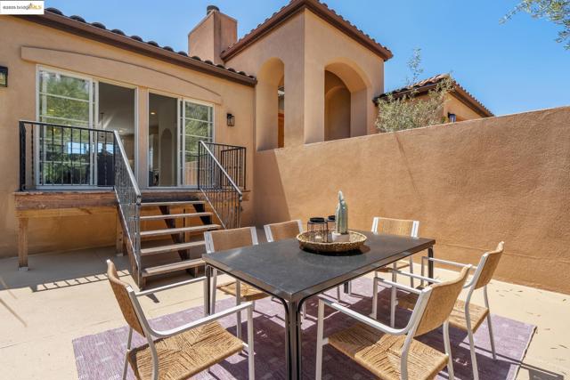 911 Aquarius Way, Oakland CA: https://media.crmls.org/mediaz/00d8b0cf-f00c-4188-a9f5-0491d3265d43.jpg