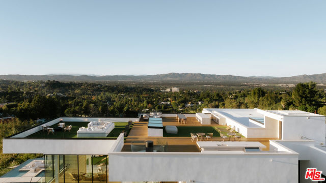 16187 Royal Oak Road, Encino CA: https://media.crmls.org/mediaz/00d99517-c9a7-4064-881e-68c7c16215af.jpg