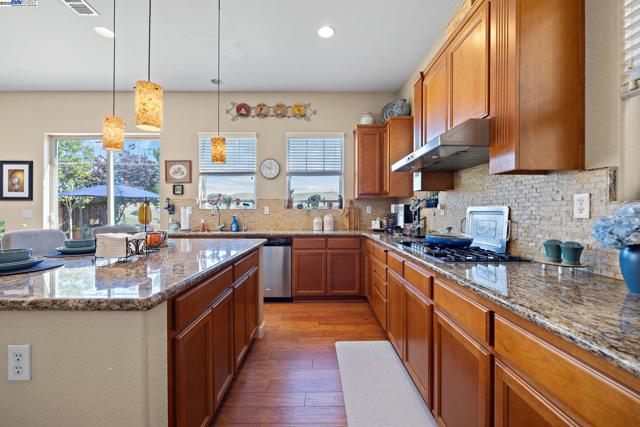 9779 Reimers Way, Dublin CA: https://media.crmls.org/mediaz/00d9c555-4e14-4d07-9b40-10e78e1c1423.jpg