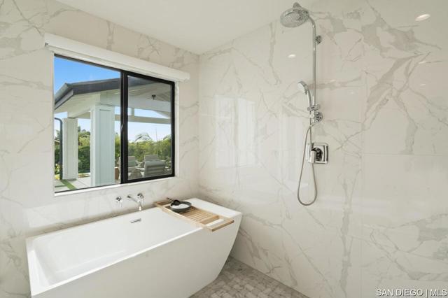 1170 Chinquapin AVE, Carlsbad CA: https://media.crmls.org/mediaz/00d9d30e-50c1-497a-bb53-1ceb6a860341.jpg