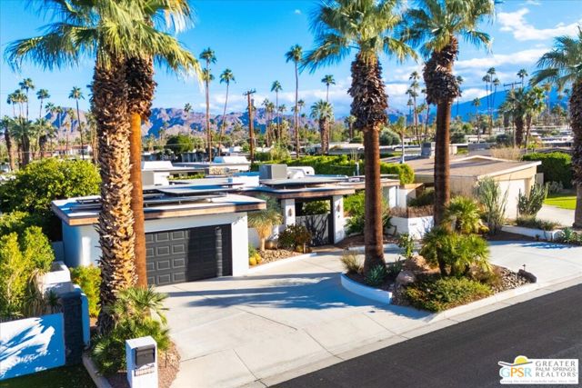 45864 Shadow Mountain Drive, Palm Desert CA: https://media.crmls.org/mediaz/00da10c7-d9be-445f-a9a7-2785a64d63bf.jpg