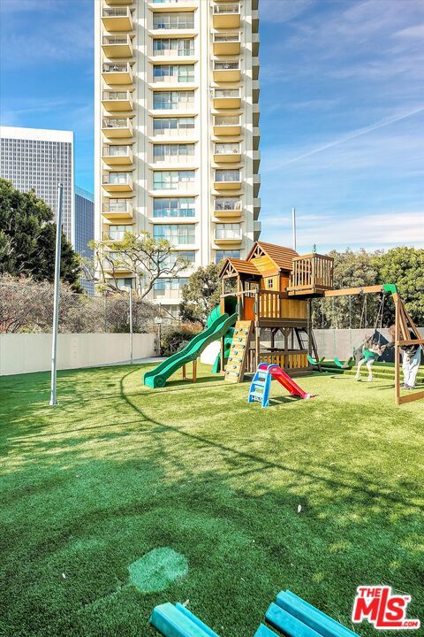2160 E Century Parkway, Los Angeles CA: https://media.crmls.org/mediaz/00da1543-8e8c-40d3-94e9-b93f32fb7824.jpg