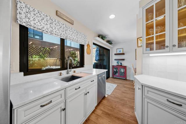 2253 Caminito Pescado, Ocean Beach (San Diego) CA: https://media.crmls.org/mediaz/00da3400-101f-440f-988f-81813453c723.jpg