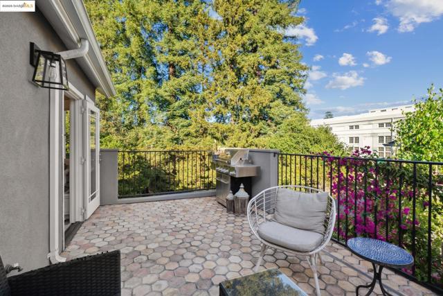 946 Alma Pl, Oakland CA: https://media.crmls.org/mediaz/00da48c2-2b83-4212-8537-555560566694.jpg