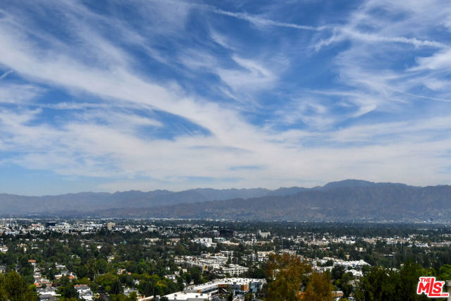 3682 Berry Drive, Studio City CA: https://media.crmls.org/mediaz/00da6456-4aeb-4056-ad57-8de93a72564e.jpg